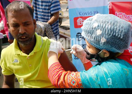 Dhaka, Bangladesh - 14 février 2022 : LES PARTENAIRES DE BRAC avec le gouvernement du Bangladesh constituent une campagne de vaccination spéciale pour les personnes de troisième sexe et sans domicile a Banque D'Images