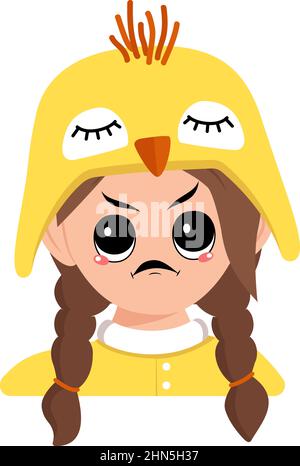 Fille avec les grands yeux et les émotions de colère, visage grincheux, yeux furieux dans chapeau de poulet jaune. Chef d'enfant avec expression furieuse pour Pâques, nouvel an ou costume pour la fête. Illustration vectorielle plate Illustration de Vecteur