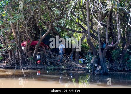 Les travailleurs embauchés pour nettoyer la rivière ont installé un camp le long de la rivière. San Blas, Nayarit, Mexique. Banque D'Images