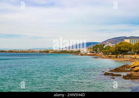 Plage turquoise vert naturel et eau à Vouliagmeni Beach près de Voula en Grèce. Banque D'Images