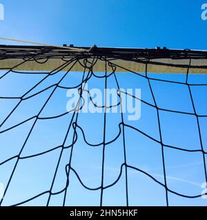 Vue rapprochée d'un filet de sport contre un ciel bleu clair Banque D'Images