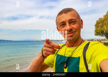 Modèle touristique sur la plage turquoise vert naturel et l'eau à Vouliagmeni Kavouri Beach près de Voula en Grèce. Banque D'Images