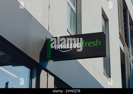 Londres, Royaume-Uni - 30 janvier 2022 : panneau à l'extérieur du magasin Amazon Fresh sur Chalk Farm Road à Camden, Londres. Camden, est le cinquième magasin à ouvrir dans la ville si Banque D'Images