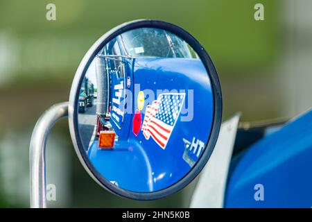 Autocollant drapeau américain et autres autocollants dans un miroir convexe sur un semi-camion Banque D'Images