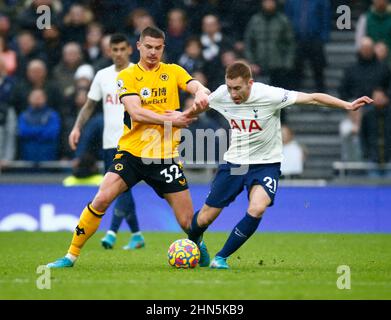 Londres, Angleterre - FÉVRIER 13 : Dejan Kulusevski de Tottenham Hotspur (prêt de Juventus) détient des actions de Wolverhampton Wanderers' Leander Dendoncker durin Banque D'Images