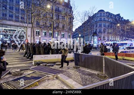 Paris, France. 12th févr. 2022. Présence de la police et quelques affrontements avec la police anti-émeute le 12 février 2022 sur l'avenue des champs-Elysées à Paris. Banque D'Images