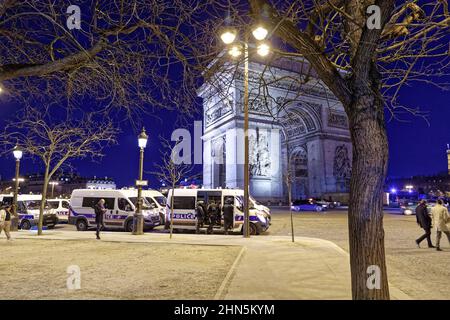 Paris, France. 12th févr. 2022. Présence de la police et quelques affrontements avec la police anti-émeute le 12 février 2022 sur l'avenue des champs-Elysées à Paris. Banque D'Images