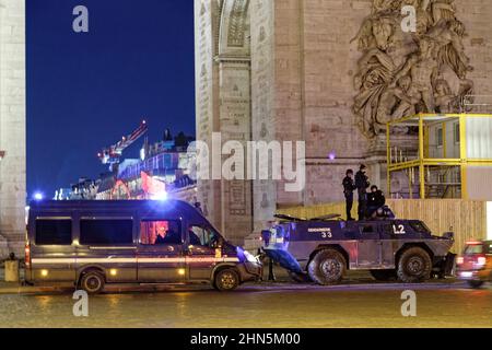 Paris, France. 12th févr. 2022. Présence de la police et quelques affrontements avec la police anti-émeute le 12 février 2022 sur l'avenue des champs-Elysées à Paris. Banque D'Images