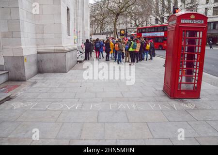 Londres, Angleterre, Royaume-Uni. 14th févr. 2022. Des manifestants à l'extérieur de Bush House, King's College de Londres. Le personnel de 44 universités au Royaume-Uni a entamé une grève de 10 jours sur les réductions de pensions, les salaires et les conditions de travail. (Image de crédit : © Vuk Valcic/ZUMA Press Wire) Banque D'Images