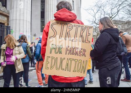 Londres, Angleterre, Royaume-Uni. 14th févr. 2022. Des manifestants à l'extérieur de Bush House, King's College de Londres. Le personnel de 44 universités au Royaume-Uni a entamé une grève de 10 jours sur les réductions de pensions, les salaires et les conditions de travail. (Image de crédit : © Vuk Valcic/ZUMA Press Wire) Banque D'Images