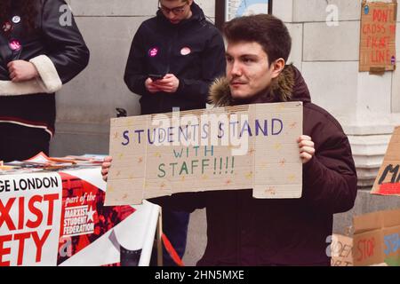 Londres, Angleterre, Royaume-Uni. 14th févr. 2022. Un manifestant devant Bush House, King's College de Londres. Le personnel de 44 universités au Royaume-Uni a entamé une grève de 10 jours sur les réductions de pensions, les salaires et les conditions de travail. (Image de crédit : © Vuk Valcic/ZUMA Press Wire) Banque D'Images