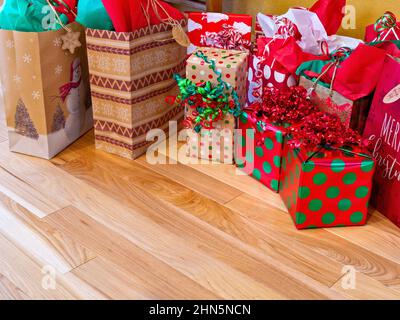 Un assortiment coloré de cadeaux de Noël magnifiquement emballés Banque D'Images