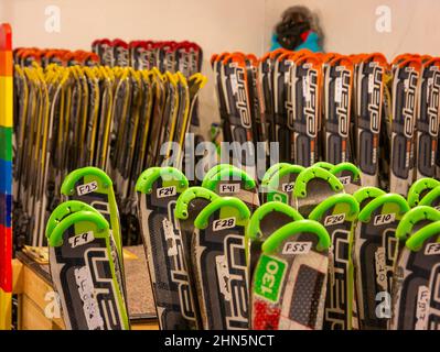 BEMIDJI, MN - 30 DEC 2020 : skis de descente colorés dans la boutique de location Banque D'Images