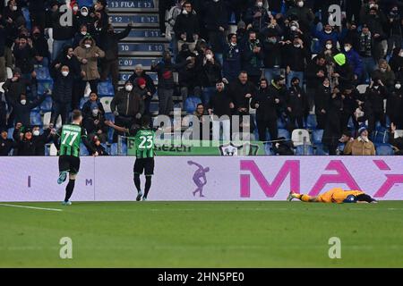 Hamed Traore (Sassuolo) célébrant son but avec les partisans de Sassuolo pendant les États-Unis Sassuolo vs AS Roma, football italien série A match à Reggio Emilia, Italie, février 13 2022 Banque D'Images