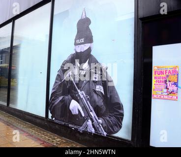 Manchester, Royaume-Uni, 14th février 2022. Une fresque humoristique présentant le Premier ministre britannique Boris Johnson est apparue sur l'ancien magasin Debenhams dans le centre de Manchester, au Royaume-Uni. Réalisée par 'Foka Wolf', une artiste de rue, la fresque a la tête de Boris Johnson, portant un chapeau de fête, sur l'image d'un policier armé. Il y a une enquête de la police métropolitaine en cours sur des rassemblements sociaux ou des parties au 10 Downing Street pendant les écluses de Covid-19, de coronavirus ou de Corona. Un rapport de la fonctionnaire Sue Gray critiquait certains rassemblements dans ce pays. Crédit : Terry Waller/Alay Live News Banque D'Images