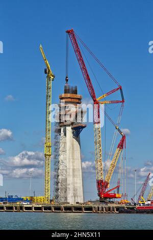 Construction du pont de nouveau port de Corpus Christi, construction de la tour centrale à mât double de la plage principale. Banque D'Images