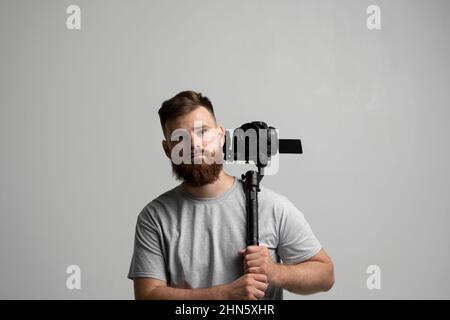Réalisation de films, passe-temps et créativité. Directeur professionnel de la photographie, caméraman filant de la vidéo à l'aide d'un appareil photo reflex numérique moderne sur 3 axes Banque D'Images