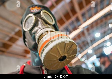 Un masque à gaz noir avec filtre est porté sur un mannequin. Vue de dessous vers le haut Banque D'Images