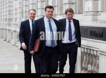 Londres, Royaume-Uni. 14th févr. 2022. James Heappey(Centre), sous-secrétaire d'État parlementaire des forces armées. Le secrétaire aux Affaires étrangères, Liz Truss, préside une réunion d'urgence de la COBRA au Cabinet Office pour discuter de la crise grandissante en Ukraine. Boris Johnson réduit une visite prévue à Cumbria pour revenir à Londres. Crédit : Mark Thomas/Alay Live News Banque D'Images