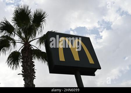 Un panneau McDonalds haut dans le ciel à côté d'un palmier à Costa Adeje, Tenerife Banque D'Images