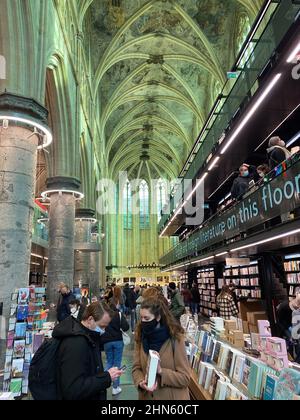 Maastricht (Boekhandel Dominicanen), pays-Bas - février 13. 2022: Vue à l'intérieur de l'église dominicaine médiévale transformée en librairie Banque D'Images