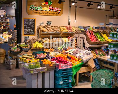Expositions colorées de fruits et légumes frais par des épiciers verts dans le nouveau Market Hall de Preston, Lancashire, Royaume-Uni. Banque D'Images