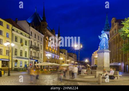 Hôtel de ville de Torun et statue de Copernic en soirée Banque D'Images