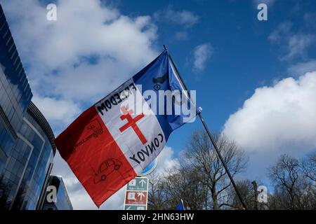 Bruxelles, Belgique. 14th févr. 2022. Les manifestants ont crié des slogans lors d'une manifestation non autorisée du convoi de la liberté contre la coronavirus (COVID-19) à Bruxelles, en Belgique, le 14 février 2022. Crédit: ALEXANDROS MICHAILIDIS/Alamy Live News Banque D'Images