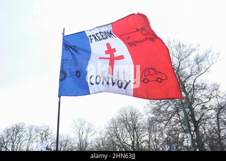 Bruxelles, Belgique. 14th févr. 2022. Les manifestants ont crié des slogans lors d'une manifestation non autorisée du convoi de la liberté contre la coronavirus (COVID-19) à Bruxelles, en Belgique, le 14 février 2022. Crédit: ALEXANDROS MICHAILIDIS/Alamy Live News Banque D'Images