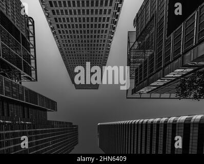 Vue en noir et blanc manipulée en regardant vers le haut les gratte-ciels des docklands sur l'île des chiens dans l'est de Londres Banque D'Images