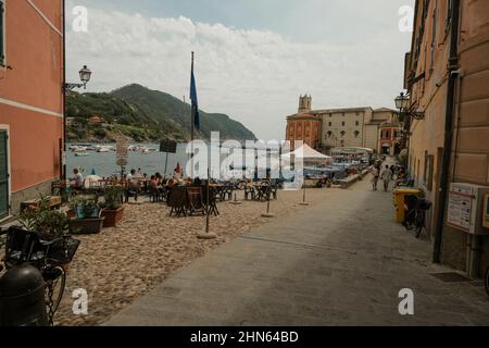 baie du Silence à Sestri Levante, Ligurie, Italie, à travers les maisons colorées, les montagnes et la côte Banque D'Images