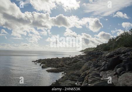 Vue sur le Firth of Clyde jusqu'au continent écossais depuis Sannox sur l'île d'Arran, dans le nord de l'Ayrshire Banque D'Images