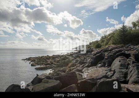 Vue sur le Firth of Clyde jusqu'au continent écossais depuis Sannox sur l'île d'Arran, dans le nord de l'Ayrshire Banque D'Images