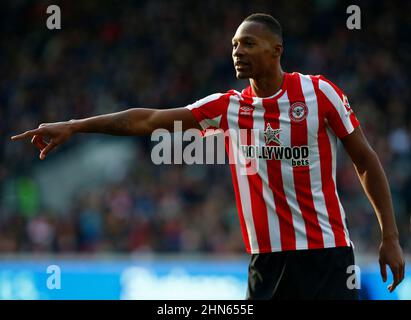 Londres, Angleterre - FÉVRIER 12 : Ethan Pinnock de Brentford pendant la première ligue entre Brentford et Crystal Palace au stade communautaire de Brentford , Banque D'Images