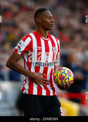 Londres, Angleterre - FÉVRIER 12 : Ethan Pinnock de Brentford pendant la première ligue entre Brentford et Crystal Palace au stade communautaire de Brentford , Banque D'Images