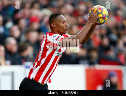 Londres, Angleterre - FÉVRIER 12 : Ethan Pinnock de Brentford pendant la première ligue entre Brentford et Crystal Palace au stade communautaire de Brentford , Banque D'Images