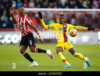 Londres, Angleterre - FÉVRIER 12:L-R Ethan Pinnock de Brentford et le Wilfried Zaha du Crystal Palace pendant la première ligue entre Brentford et Crystal Banque D'Images