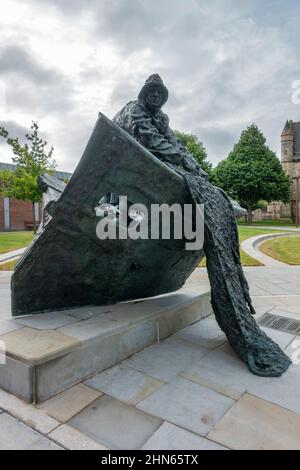 The Lost Trawlermen of Hull Memorial par Trevor Harries, Grimsby, North East Lincolnshire, Royaume-Uni. Banque D'Images