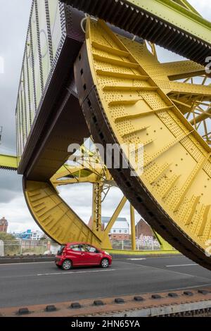 Petite voiture traversant le pont Drypool, un pont de base roulant Scherzer à Kingston sur Hull, (Hull), East Riding of Yorkshire, Royaume-Uni. Banque D'Images