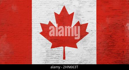 Photo plein cadre d'un drapeau du Canada recouvert d'intempéries peint sur un mur en brique plâtrée. Banque D'Images