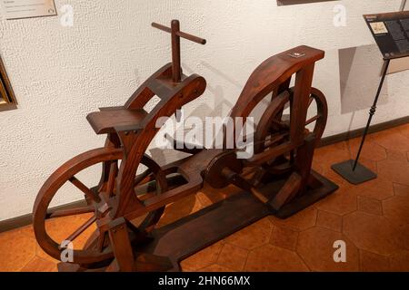 Le vélo basé sur le dessin de Léonard de Vinci, Musée Leonardo Da Vinci expérience intérieur à la Piazza del Popolo à Rome, Italie. Banque D'Images