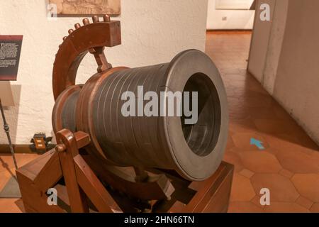 Canon lourd avec angle de feu régulé par une roue, basé sur le dessin de Léonard de Vinci, Musée Leonardo Da Vinci à Rome, Italie. Banque D'Images