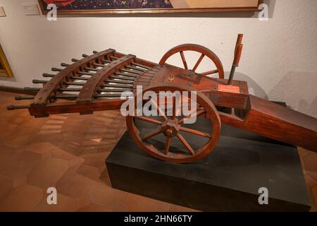 Pistolet multidirectionnel avec canons en forme de ventilateur sur roues, basé sur le dessin de Leonardo, Musée Leonardo Da Vinci à Rome, Italie. Banque D'Images