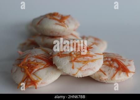 La carotte sans rien faire. Gâteaux de riz cuits à la vapeur avec carottes râpées. Prise de vue sur fond blanc Banque D'Images