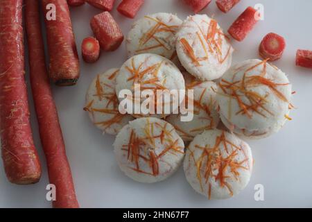 La carotte sans rien faire. Gâteaux de riz cuits à la vapeur avec carottes râpées. Prise de vue sur fond blanc Banque D'Images