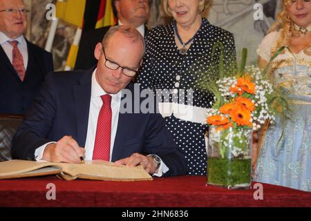 Simon Coveney signe un livre en tant que membre d'une délégation diplomatique irlandaise lors d'une visite à Würzburg, en Allemagne Banque D'Images