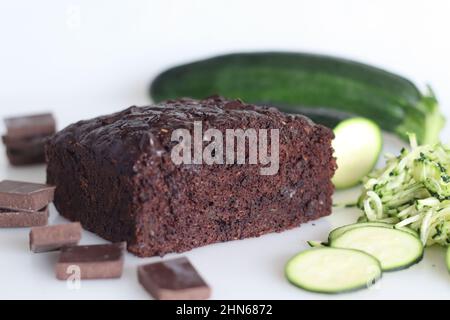 Gâteau au chocolat courgettes. Gâteau au chocolat double humide avec courgettes râpées, poudre de coco, chocolat et copeaux de chocolat. Prise de vue sur fond blanc Banque D'Images