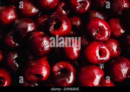 Cerises fraîchement dénoyautées dans un petit bol : vue en hauteur d'un bol de cerises dénoyautées Banque D'Images