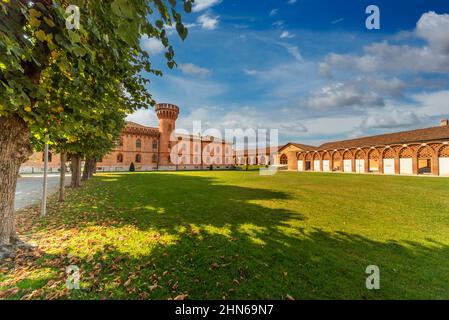 Pollenzo, Bra, Piémont, Italie - 12 octobre 2021: Bâtiment et parc de l'Université des Sciences gastronomiques dans l'ancien château du roi Vittorio Eman Banque D'Images