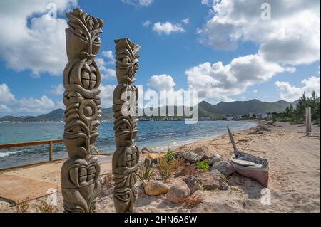 Statues sculptées érigées sur la plage de la baie de Nettle (/ Baie Nettlé sur le côté français de l'île Saint-Martin / Sint Maarten Banque D'Images